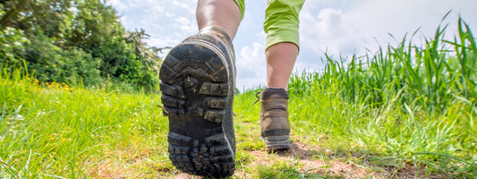 Eerste warme wandeldagen? Zo voorkom je voetproblemen